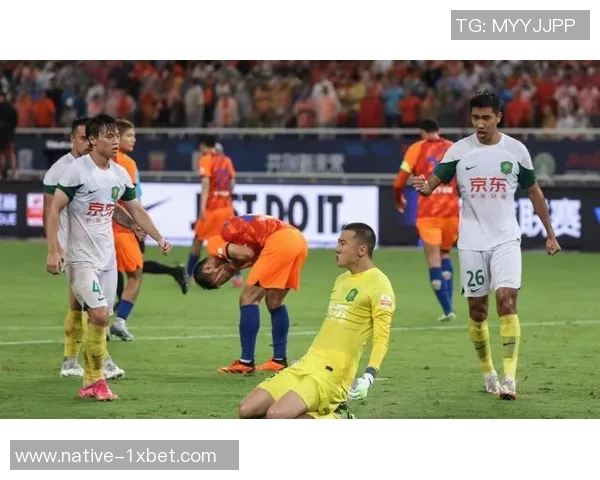 银潮对决中赫国安激战正酣双方球员全力以赴争夺胜利荣耀